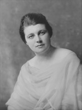Barkhausen, Mrs., portrait photograph, not before 1916. Creator: Arnold Genthe.