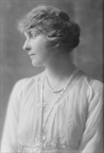 Barklay, D., Mrs., portrait photograph, 1915 July 14. Creator: Arnold Genthe.