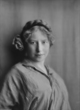 Behrends, Miss, portrait photograph, 1913. Creator: Arnold Genthe.