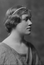 Bishop, Margaret, Miss, portrait photograph, 1914 Mar. 25. Creator: Arnold Genthe.