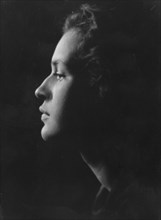 Bomar, W.P., Mrs., portrait photograph, 1915. Creator: Arnold Genthe.