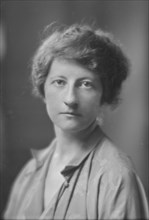 Brown, M.M., Miss, portrait photograph, 1915 Apr. Creator: Arnold Genthe.