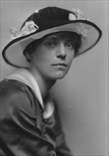 Buell, Miss, portrait photograph, 1914 Sept. 18. Creator: Arnold Genthe.