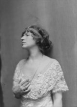 Burt, Frederick, Mrs. (Mira Edgerly), portrait photograph, 1914. Creator: Arnold Genthe.