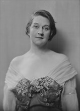 Calhoun, Catherine, Miss, portrait photograph, 1917 May 25. Creator: Arnold Genthe.