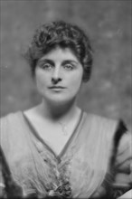 Carlyle, Grace, Miss, portrait photograph, 1914 Sept. 30. Creator: Arnold Genthe.