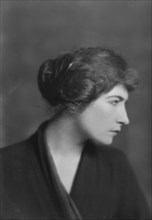 Carr, H.C., Mrs. (Dorothy Dunn), portrait photograph, between 1914 and 1918. Creator: Arnold Genthe.