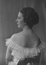 Cook, Stella, Miss, portrait photograph, 1917 Apr. 16. Creator: Arnold Genthe.
