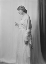 Cox, H.C., Mrs., portrait photograph, 1916 Apr. 20. Creator: Arnold Genthe.