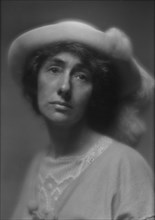 Craig, Anna T., Mrs., portrait photograph, 1913. Creator: Arnold Genthe.