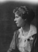 Cramer, Elizabeth, Miss, portrait photograph, 1915. Creator: Arnold Genthe.