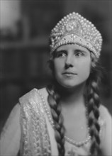 Cravath, Vera, Miss, portrait photograph, 1917 June 29. Creator: Arnold Genthe.