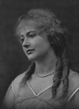 Crosbie, Violet, Miss, portrait photograph, 1916 Mar. 17. Creator: Arnold Genthe.
