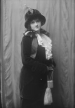 Cuthbert, Mrs. (Mrs. Wentworth), portrait photograph, 1912 Nov. 16. Creator: Arnold Genthe.