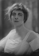 Darby, W.A., Mrs., portrait photograph, 1917 Oct. 20. Creator: Arnold Genthe.