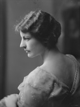 DeMesa, Mrs., portrait photograph, 1915. Creator: Arnold Genthe.