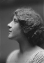 Dore´, M., Miss, portrait photograph, 1913 Mar. 27. Creator: Arnold Genthe.