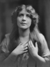 Dore´, M., Miss, portrait photograph, 1913 Mar. 27. Creator: Arnold Genthe.