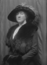 Duquesne, Mrs., portrait photograph, 1913. Creator: Arnold Genthe.