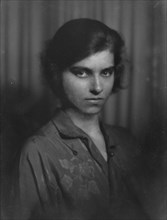 Earle, Mrs., portrait photograph, 1916 Apr. 22. Creator: Arnold Genthe.