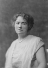 Eldred, M.L., Miss, portrait photograph, 1916 Apr. 25. Creator: Arnold Genthe.