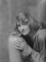 Evans, Laura, Miss, portrait photograph, 1915 July 7. Creator: Arnold Genthe.