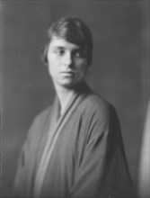 Eyre, Miss, portrait photograph, 1916. Creator: Arnold Genthe.