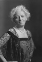 Eyre, Mrs., portrait photograph, 1914 Dec. 15. Creator: Arnold Genthe.