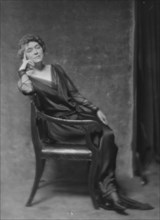 Felder, T.J., Mrs., portrait photograph, 1916 Mar. 3. Creator: Arnold Genthe.