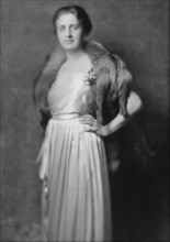 Felsenheld, Miss, portrait photograph, 1914 Oct. 23. Creator: Arnold Genthe.