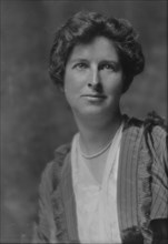 Ferguson, Irene, Miss, portrait photograph, 1914 June 11. Creator: Arnold Genthe.