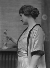 Field, Marshall, Mrs. (Miss Evelyn Marshall), portrait photograph, 1914 Dec. 15. Creator: Arnold Genthe.