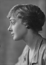 Findlay, Ruth, Miss, portrait photograph, 1915 Jan. 22. Creator: Arnold Genthe.