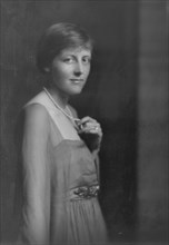 Flagg, M., Mrs., portrait photograph, 1917 July 24. Creator: Arnold Genthe.