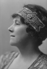 Ford, Harriet, Miss, portrait photograph, 1914 June 29. Creator: Arnold Genthe.