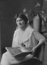 Fox, M.J., Mrs., portrait photograph, 1914 May 1. Creator: Arnold Genthe.
