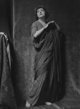 Freeman, Helen, Miss, portrait photograph, 1915 Apr. 3. Creator: Arnold Genthe.