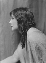 Fuller, Mary, Miss, portrait photograph, between 1913 and 1924. Creator: Arnold Genthe.