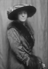 Gates, Eleanor, Mrs., portrait photograph, 1913. Creator: Arnold Genthe.