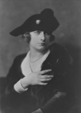 Gibson, Jean, Miss, portrait photograph, 1917 Oct. 19. Creator: Arnold Genthe.