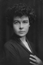 Goethchins, Morgan, Mrs., portrait photograph, 1916 Jan. 11. Creator: Arnold Genthe.