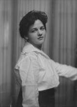 Goetter, Lois, Miss, portrait photograph, 1916. Creator: Arnold Genthe.