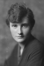 Goodrich, Elizabeth, Miss, portrait photograph, 1914 Nov. 20. Creator: Arnold Genthe.