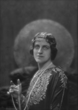 Graves, L.W., Mrs., portrait photograph, 1913. Creator: Arnold Genthe.