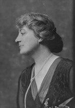 Griggs, Maitland, Mrs., portrait photograph, 1915. Creator: Arnold Genthe.