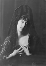 Gwynn, Miss, portrait photograph, not before 1915. Creator: Arnold Genthe.