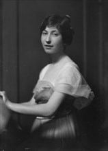 Haas, Ruth, Miss, portrait photograph, 1914 Apr. 4. Creator: Arnold Genthe.