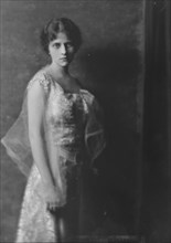 Hagemeyer, M.E. Scott, Miss, portrait photograph, 1916 Mar. 15. Creator: Arnold Genthe.