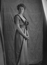 Hamilton, Helen M., Miss, portrait photograph, 1913 Dec. 18. Creator: Arnold Genthe.