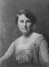 Hamlin, G.W., Mrs., portrait photograph, 1917 Aug. 17. Creator: Arnold Genthe.